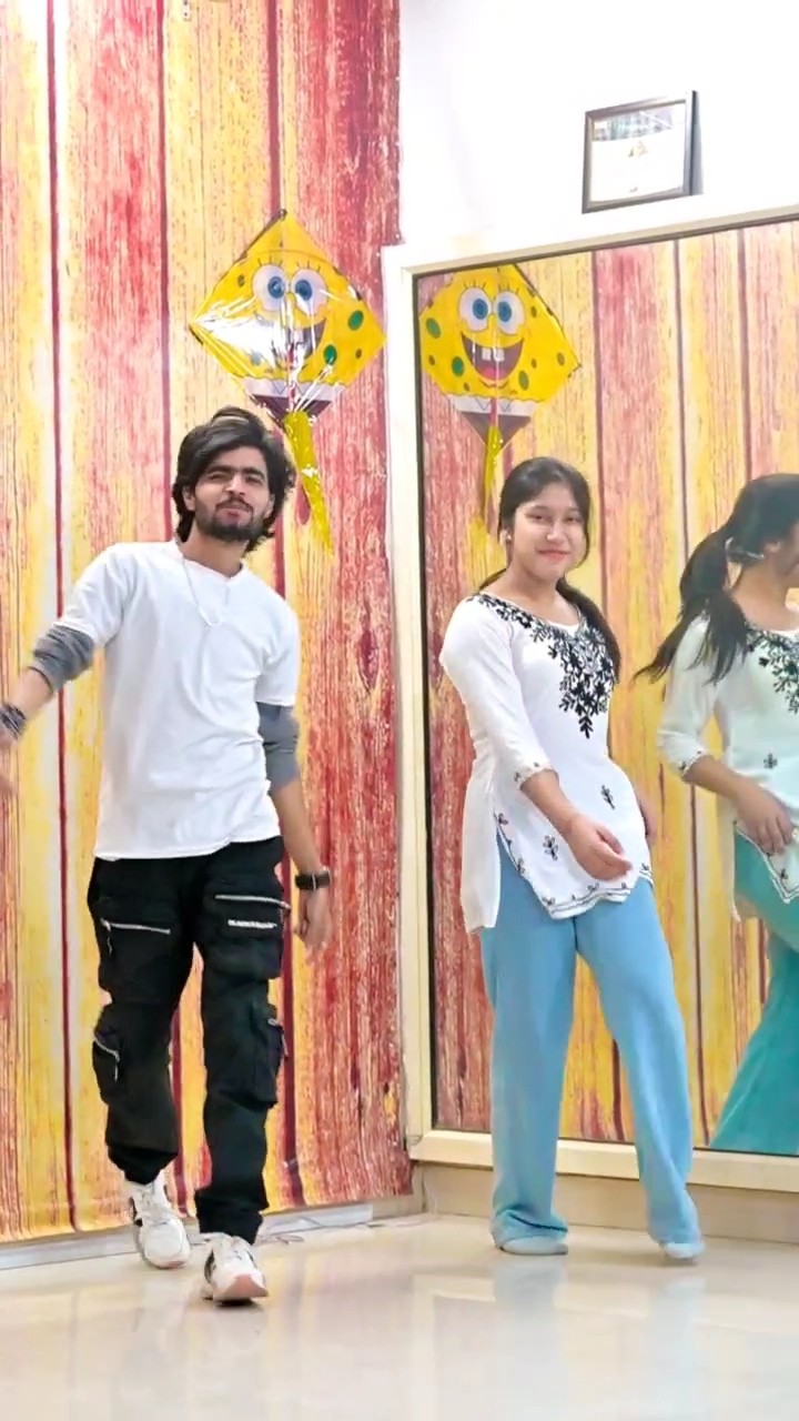 Tu Ru Ruu??|Trending Shorts|#dance #tururuu #shorts #youtubeshorts #shortvideo #love @DesiMelodies